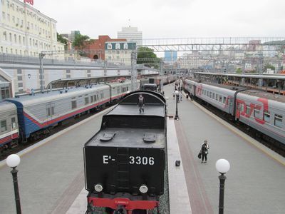 ウラジオストク駅ホーム.jpg